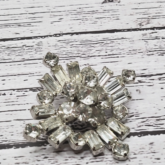 Vintage Clear Rhinestone Burst Brooch Mid Century Silver Tone Pin - Picture 3 of 5